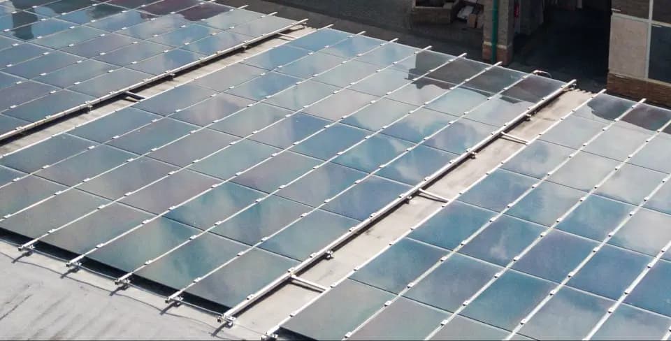 Ekologická firma Vaspo so solárnymi panelmi na streche znižujúce ekologickú stopu