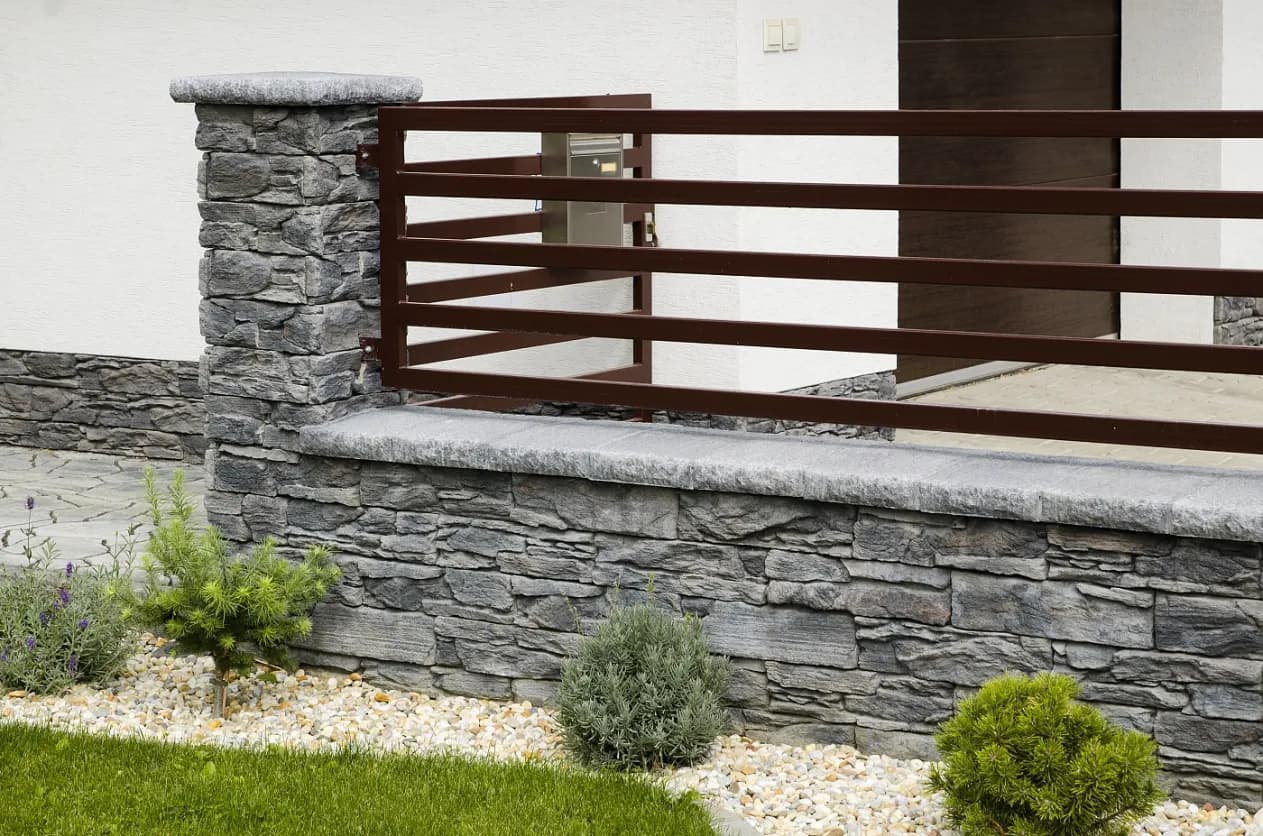 Skala zvrásnená antracit